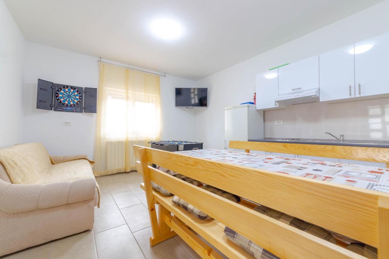 קסטב Apartments Raspolic מראה חיצוני תמונה